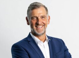 Ein Mann im Anzug